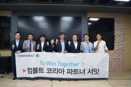 컴볼트코리아(때표 토마스 리)는 지난 11일 서울 청담동 한국마사회 문화공감홀에서 '컴볼트코리아 파트너 서밋'을 개최했다고 14일 밝혔다. 컴볼트코리아를 포함해 협력사 관계자 40여 명이 참석한 이번 행사는 새로운 판촉 프로그램을 소개하고, 협력사와 네트워크를 강화하기 위해 마련됐다.  행사를 마친 뒤 관계자들이 모여 기념사진을 촬영하고 있다. 컴볼트코리아 제공